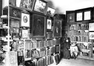 В библиотеке Коневского монастыря. Фото 1900-х