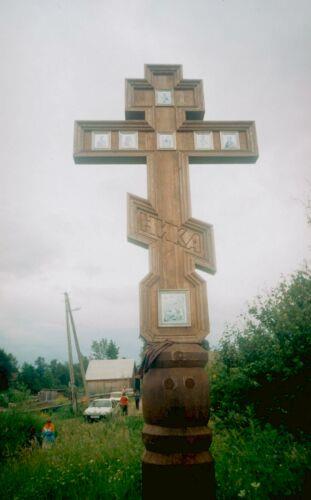 Деревня Кобона. Памятный поклонный крест в честь 60-летия открытия "Дороги жизни"