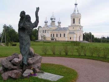 Мемориал «Парк мира». Памятник "Трагедия войны" и храм Успения Божией Матери