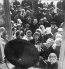 У репродуктора. Колхоз Торошковичи Лужского района. 9 мая 1945 года